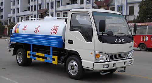 灑水車與汽車物流 現(xiàn)代城市與產業(yè)運輸的“動脈”與“毛細血管”